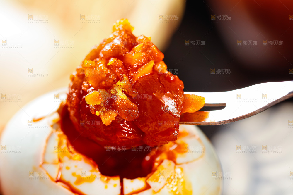深底上叉子叉着海鸭蛋黄