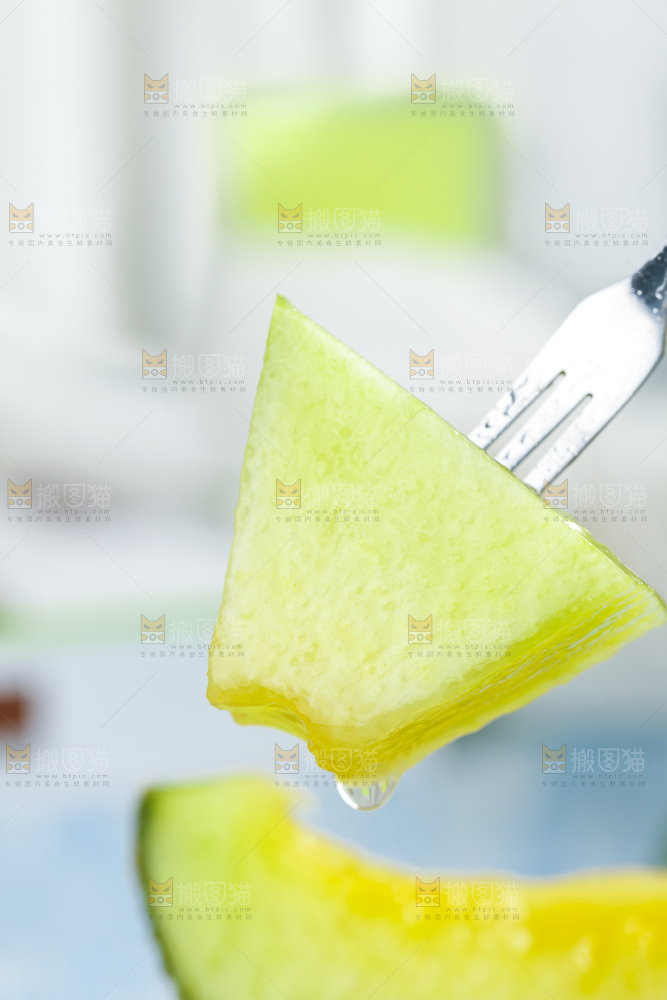 叉子叉着玫珑瓜果肉