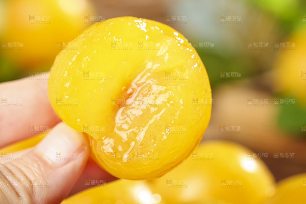 手拿剥皮的黄金奈李