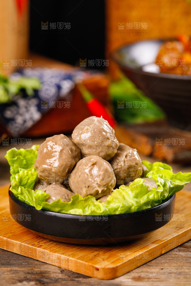 木底上放着一碗牛肉