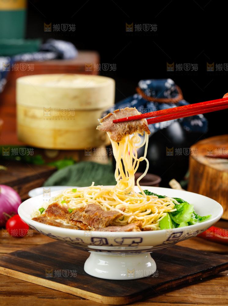 筷子夹着牛肉面