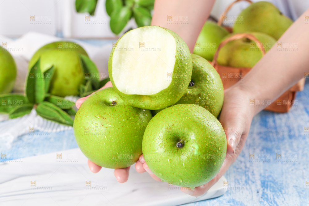手拿翠冠梨