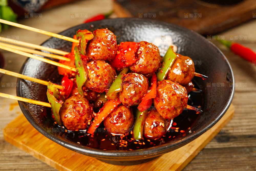 木底上放着一碗牛肉丸串