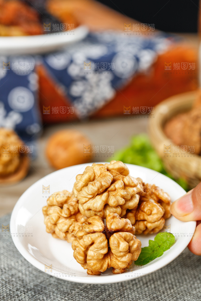 手拿一碟核桃仁
