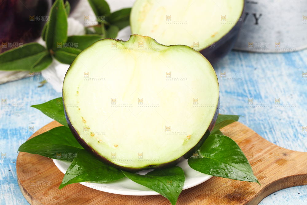 盘子里放着切开的紫圆茄子