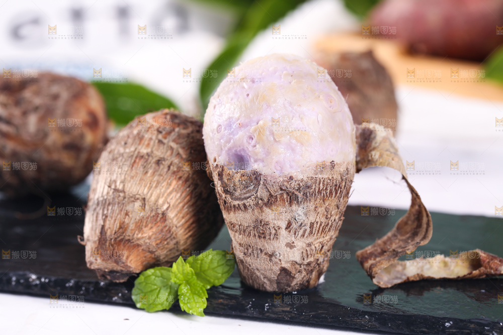 石板上放着剥皮的香芋
