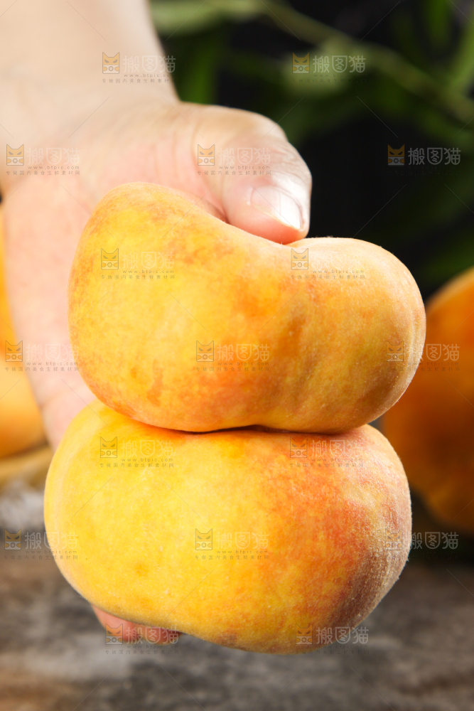 手拿黄金蟠桃