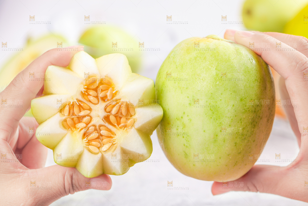 手拿切开的东北香瓜