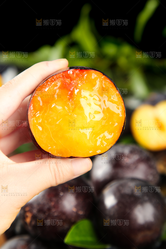 深底上手拿一个黑布林果肉