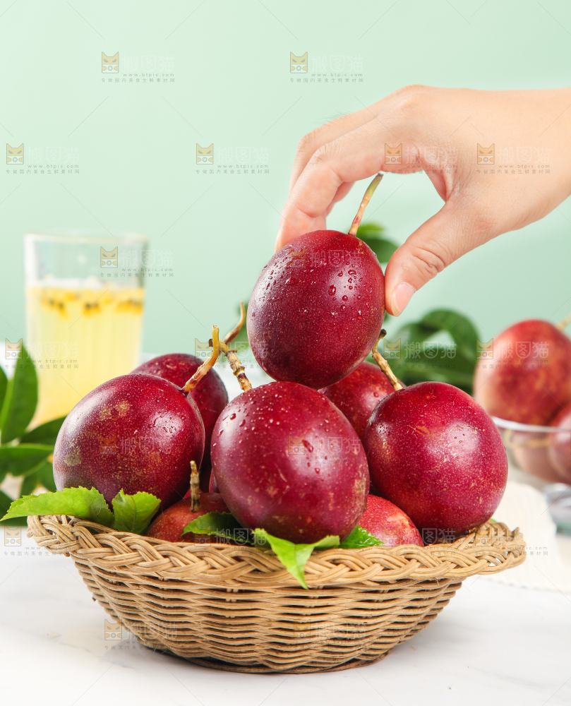 手拿红皮百香果