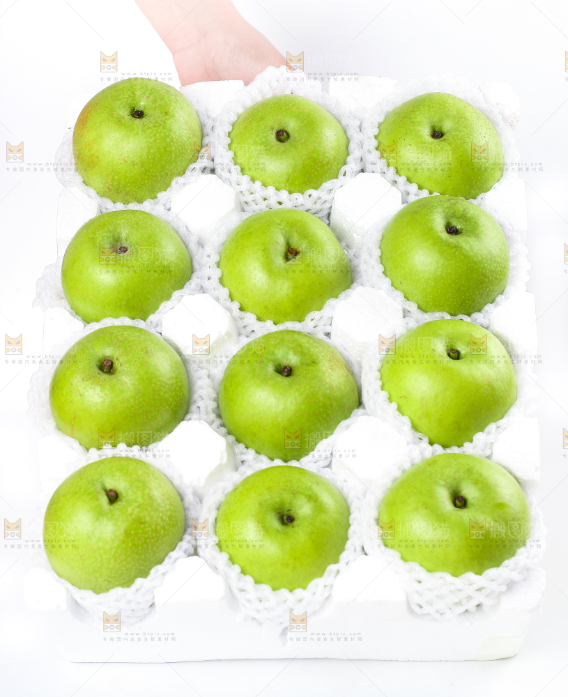 手拿一盒青翠冠梨