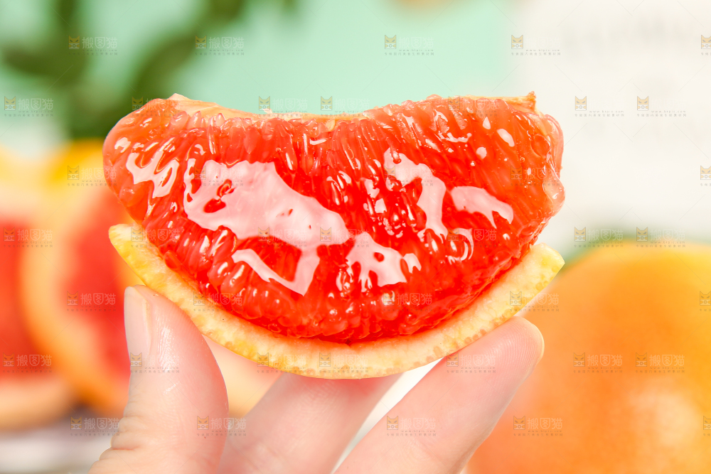 手拿红心西柚果肉