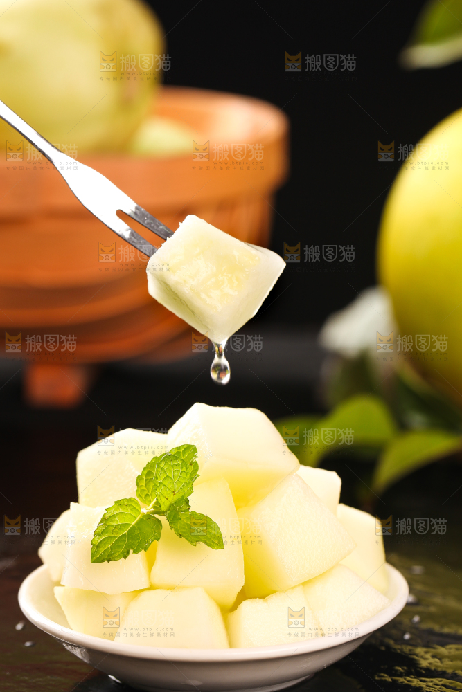 叉子叉着一块东北香瓜