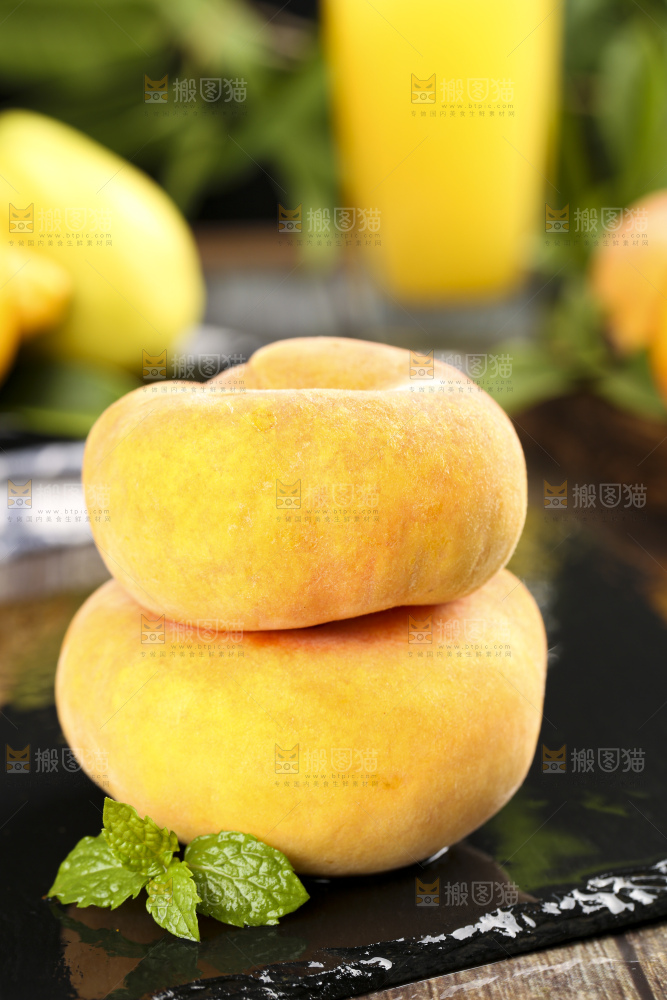 黑石板上的黄金蟠桃