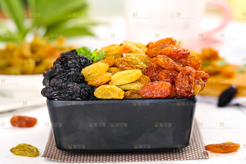 白木板上放着一碟三色葡萄干