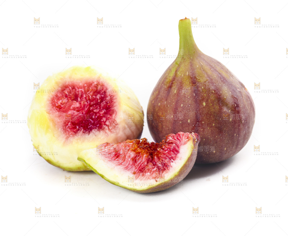 切开的无花果放在白底上