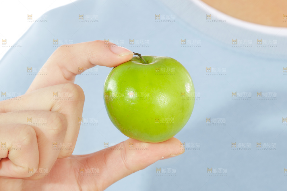 手里拿着牛奶枣
