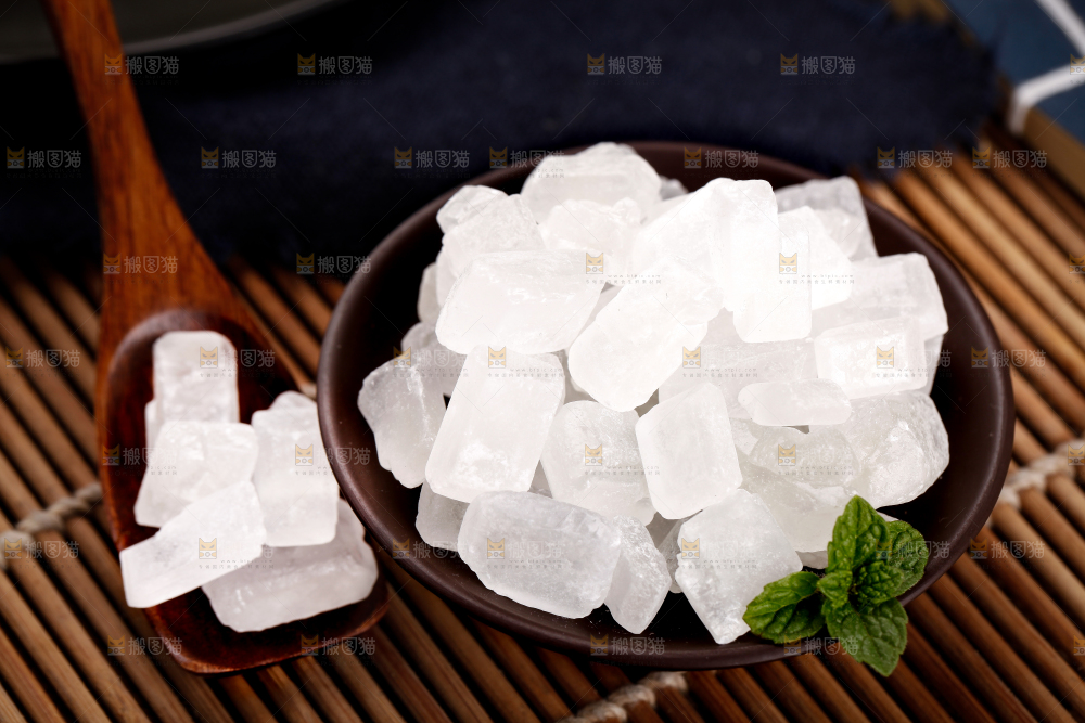 盘子里装着单晶冰糖