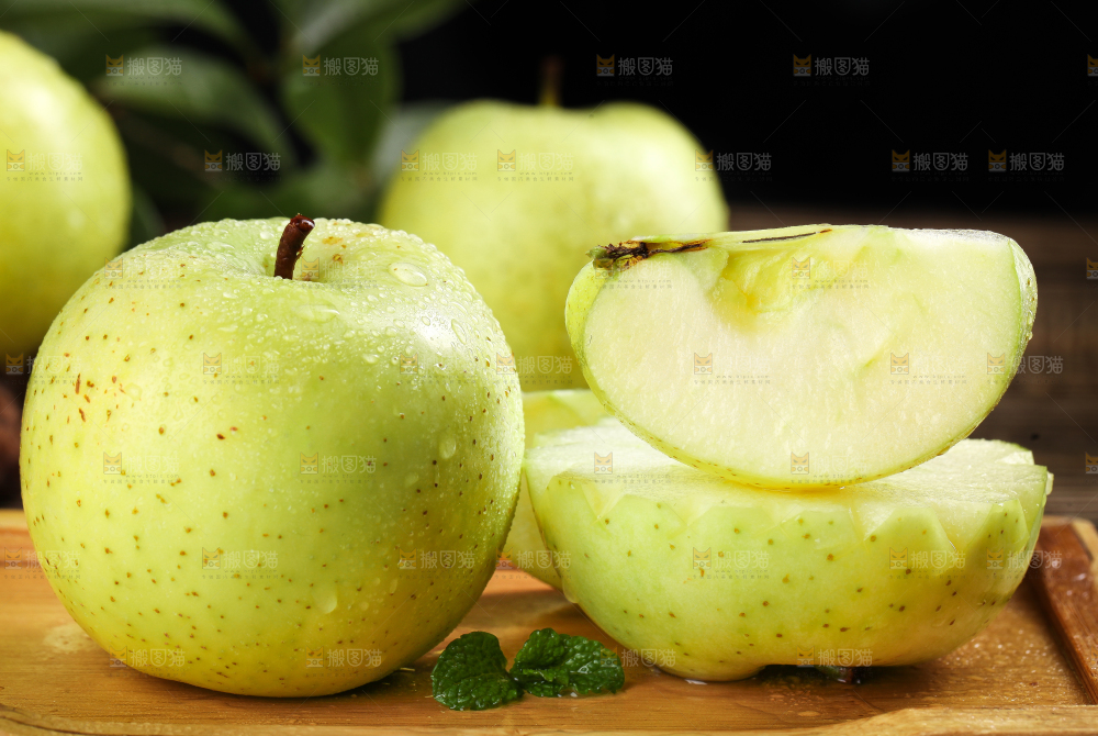 木底上摆放着王林青苹果