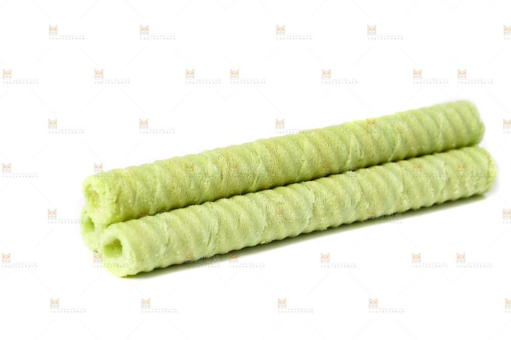 白底上摆放着抹茶卷