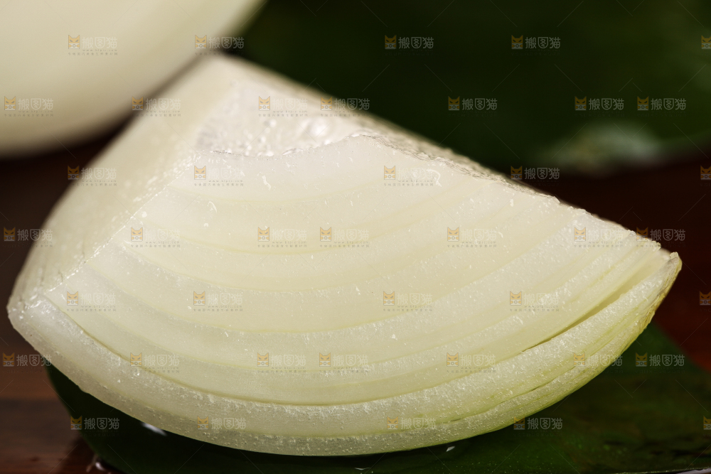 深底上放着黄皮洋葱