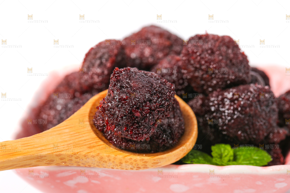 碟子里装着杨梅干