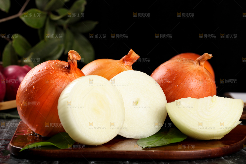 深底上放着黄皮洋葱
