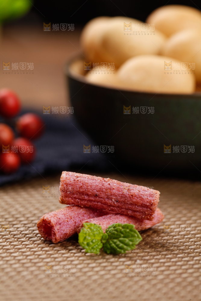 浅底上放着紫薯薯条