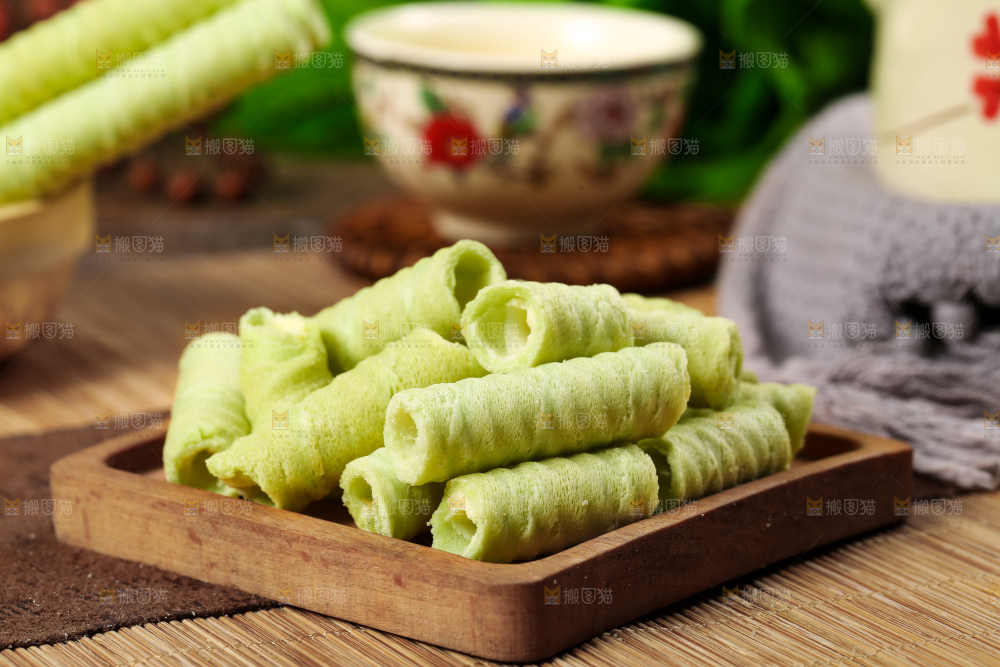 木盒里放着抹茶卷