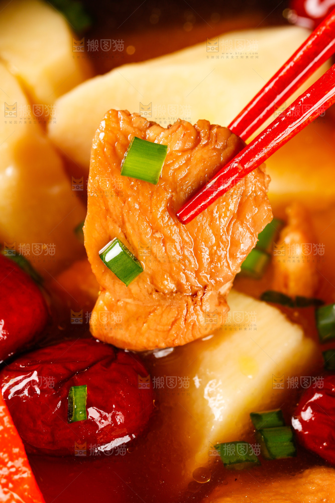 汤碗里放着山药肉汤