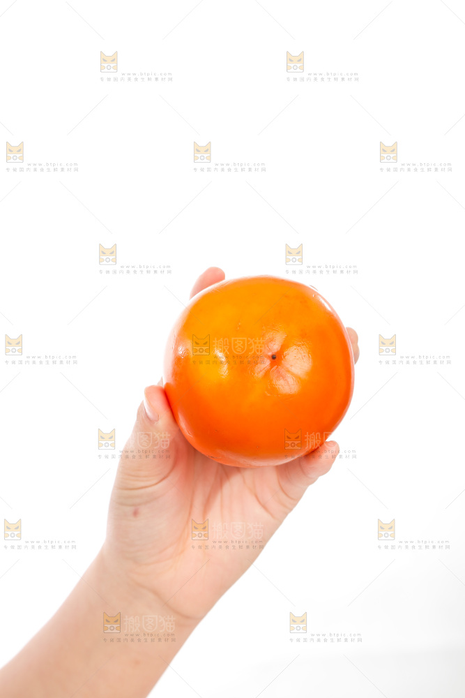 手里拿着柿子
