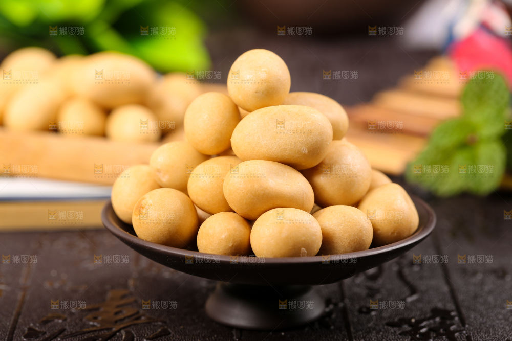 盘子里装着鱼皮花生
