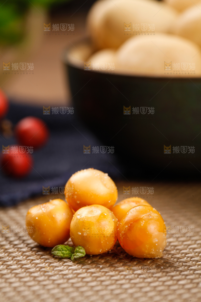 浅底上放着黄金豆