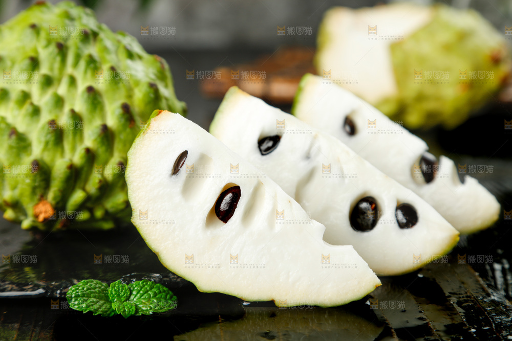 黑底上放着释迦果