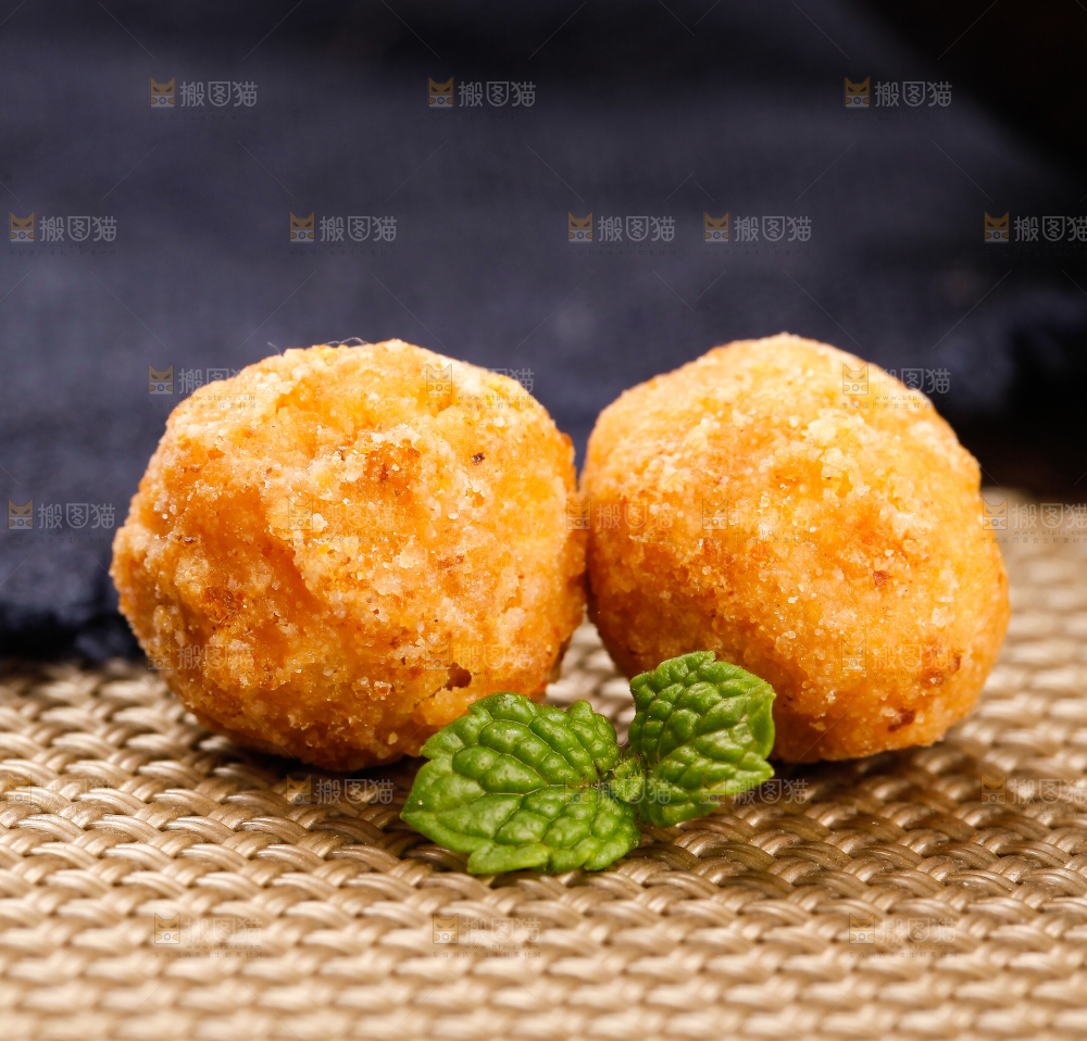 浅底上放着多味花生豆