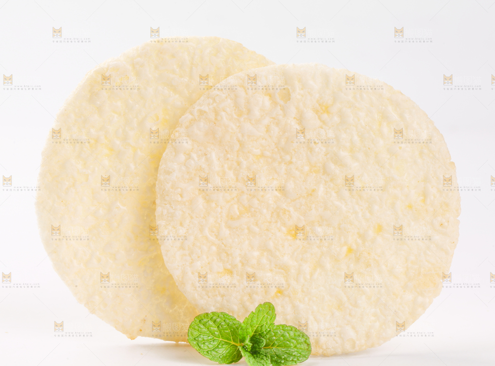 白底上放着米饼