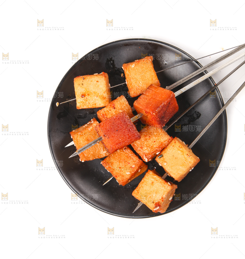 盘子里的豆腐串