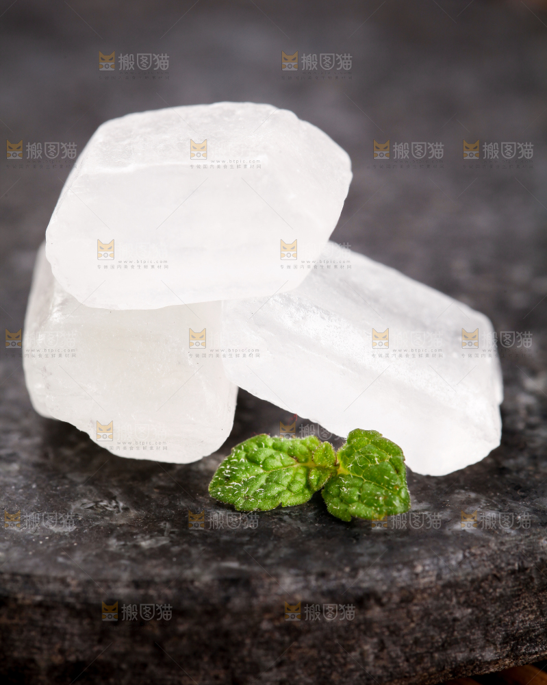黑底上放着冰糖