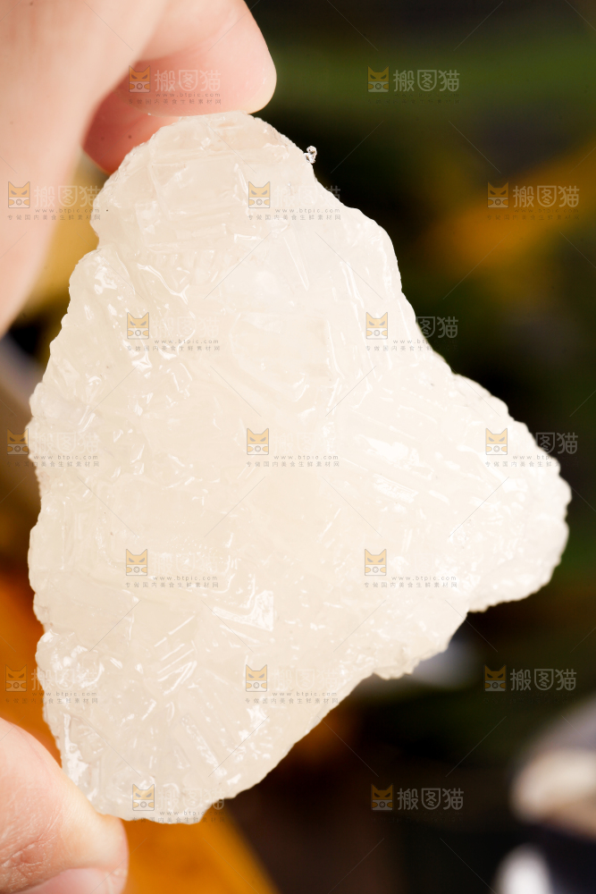 手里拿着多晶冰糖