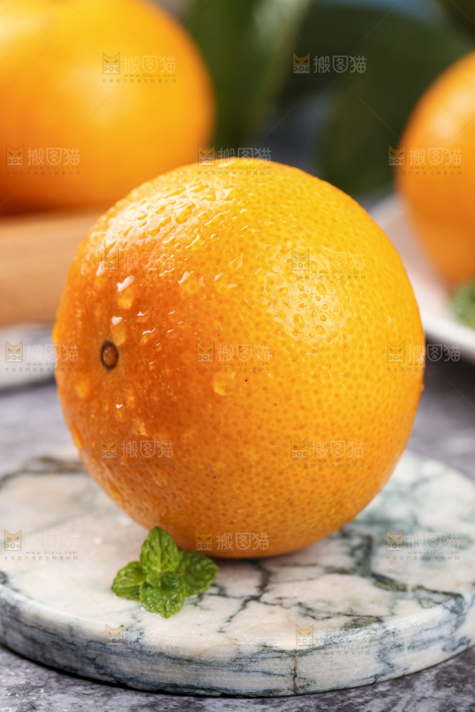 石板上的新鲜皇帝柑