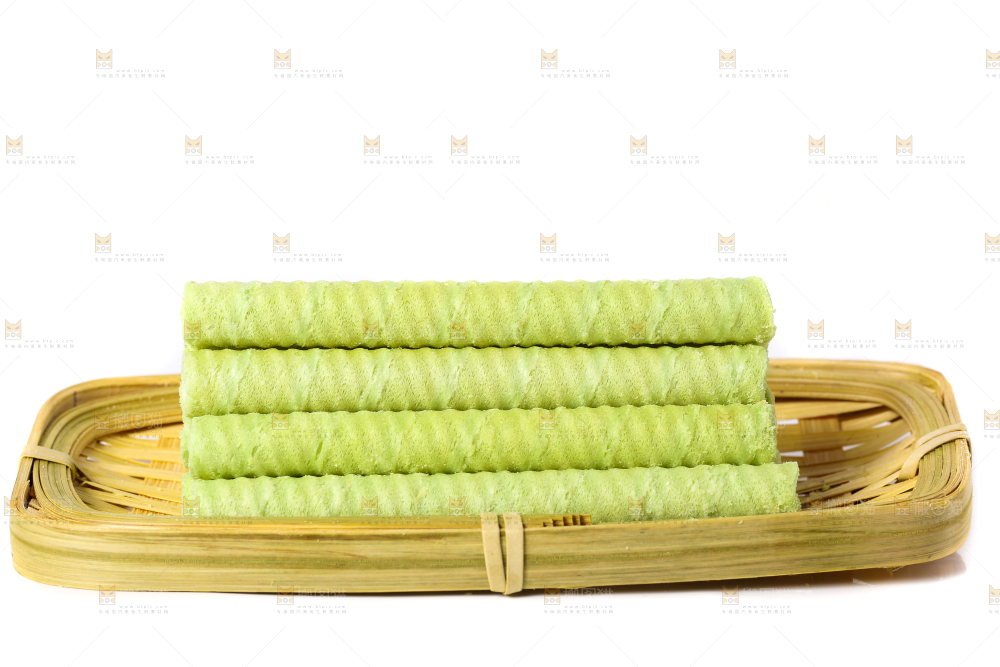 盘子里放着抹茶卷