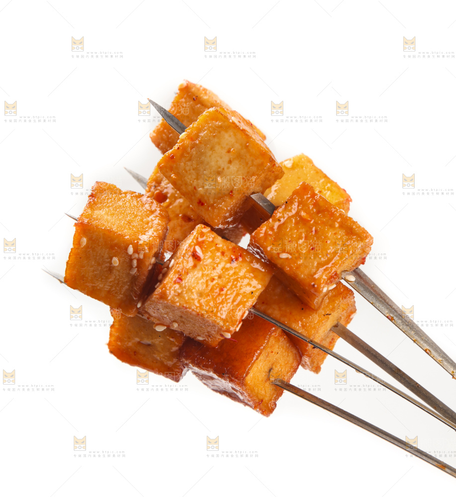 盘子里的豆腐串