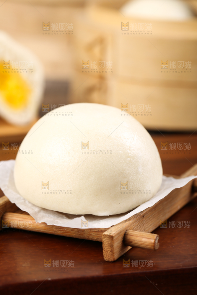 盘子里的奶黄流沙包