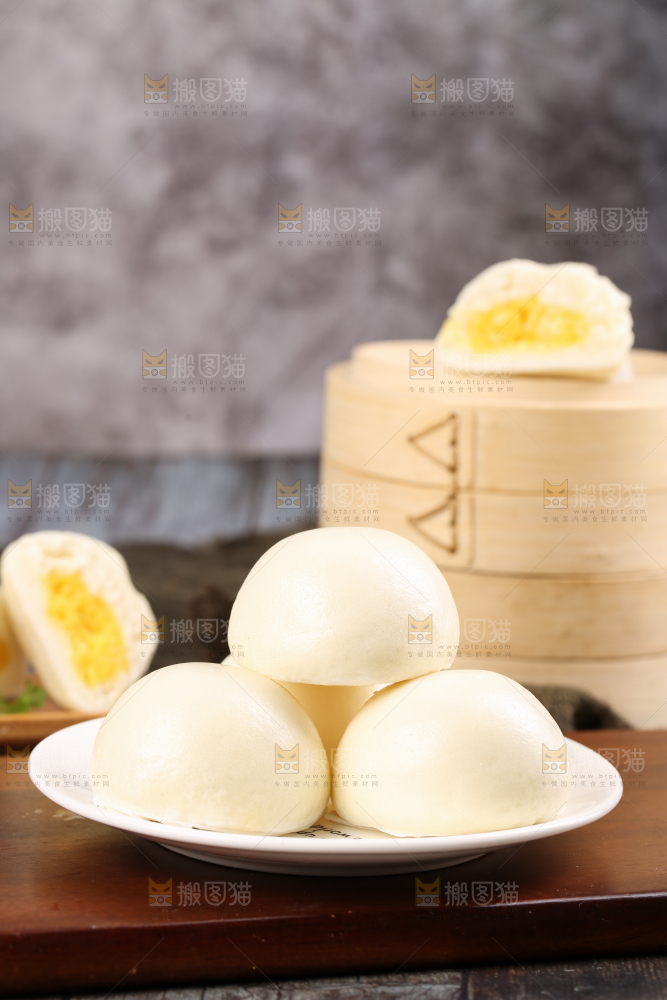 盘子里的奶黄馅包子