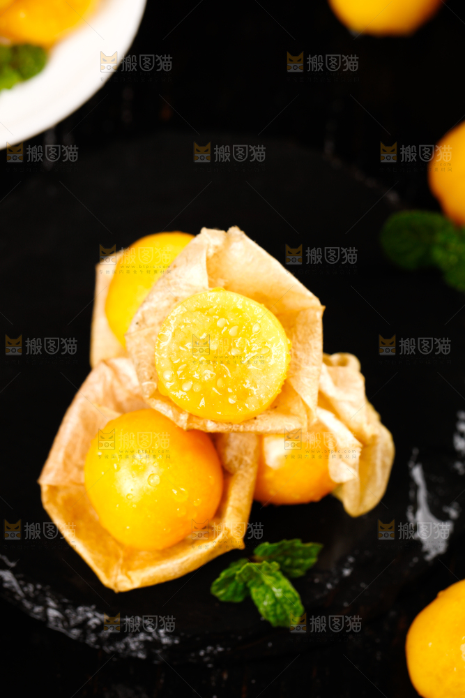 黑底上放着姑娘果