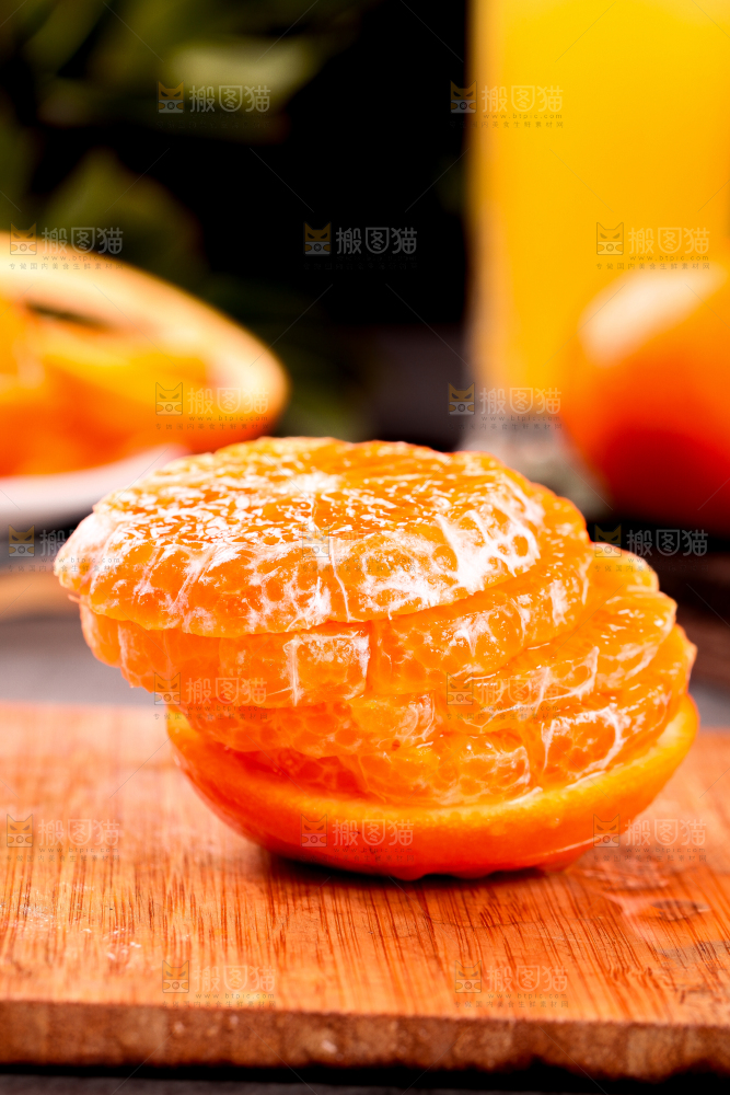 木底上的沃柑果肉