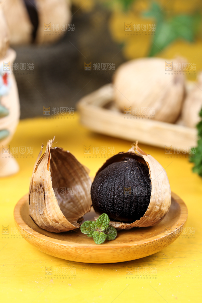 盘子里装着发酵黑蒜
