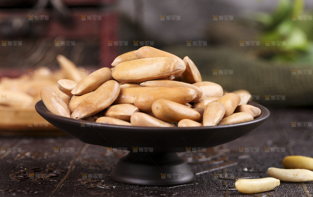 黑底上的巴西松子