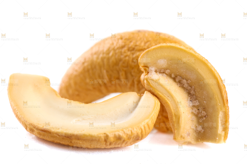 白底上放着剥皮的腰果