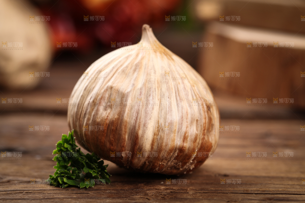 木板上放着独头黑蒜